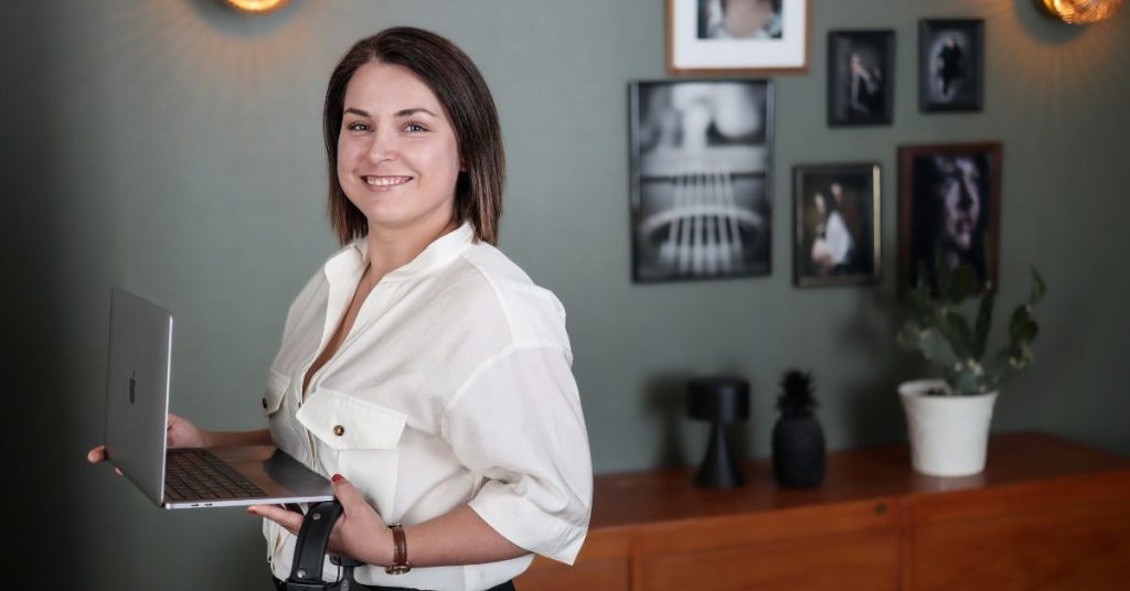 Zdjęcie Alicja Siarkiewicz z komputerem i słuchawkami