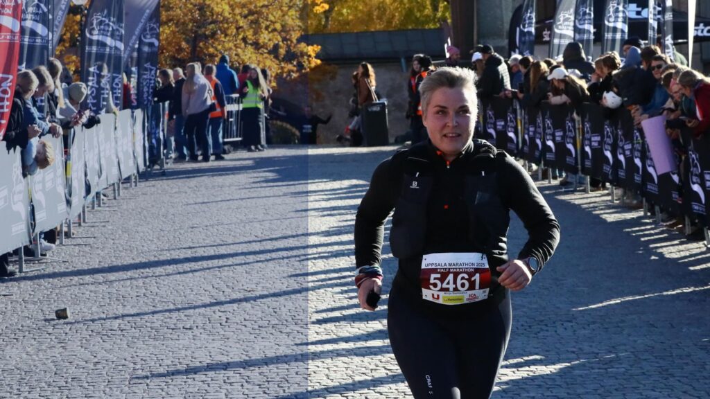 Jak regularnie nagrywać podcast- zdjęcie okładki wpisu